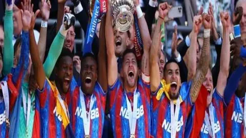 “曼联角球战攻守兼备：进攻强势，防守待加强，英超冠军争夺战激烈进行中！”