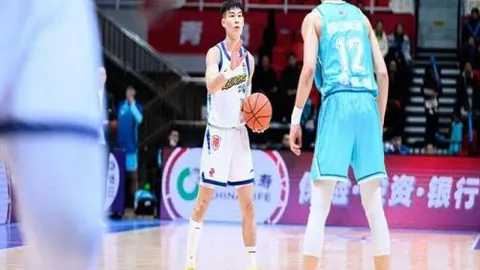 “詹姆斯父子或谱写NBA揭幕战史无前例对决”